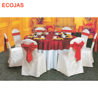 Ensemble de table de banquet rouge et blanche et de chaises recouvertes pour les projets d'hôtels, de mariages et de salles d'événements