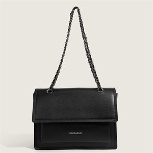 Bolso de hombro con cadena negra material de cuero simple y capaz - Product Image 1