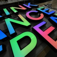 Letrero LED 3D de corte láser personalizado, logotipo comercial de metal iluminado, recepción de fábrica, letreros de letras Led para exteriores personalizados