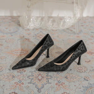 Escarpins élégants à talon épais pour femme – Chaussures à talon carré pour le bureau, les mariages, les soirées et les tenues décontractées - Product Image 3