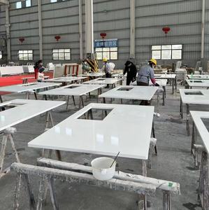 YUANDA ขายส่งแผ่นควอตซ์สีขาว Calacatta ปราศจากซิลิกา สำหรับทำท็อปครัวแบบกำหนดเอง ท็อปโต๊ะทำงาน และท็อปโต๊ะเครื่องแป้ง - Product Image 2