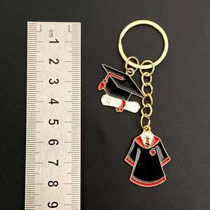 Porte-clés en émail avec breloques toge de graduation, toque, diplôme et parchemin, thème uniforme d'école de sorcellerie, cadeau de graduation et souvenir - Product Image 5