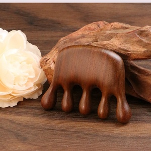 Pettine per Massaggio del Cuoio Capelluto in Legno di Sandalo Fatto a Mano con Logo Personalizzato, Strumenti per Massaggio Capelli Gua Sha, Pettine Naturale in Legno - Product Image 2