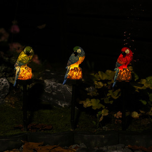 Lampe solaire <span class=keywords><strong>LED</strong></span> en résine en forme de perroquet avec capteur de lumière, batterie rechargeable, angle de faisceau de 360°, haute luminosité CRI 80, décoration de jardin extérieur - Product Image 2