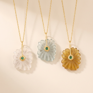 Collier de créateur pour femme en laiton plaqué or 18 carats avec pendentif sculpté en forme de fleur en hydroquartz style punk et accent émeraude en oxyde de zirconium - Product Image 1