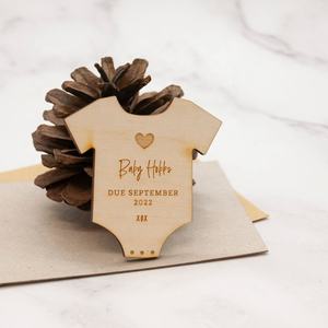 Carte magnétique personnalisée en bois pour invitation de bébé - Product Image 1