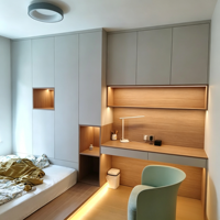 Ensemble de meubles de chambre sur mesure, lit tatami avec rangement, armoire en bois, bureau d'ordinateur, armoire murale moderne avec tiroirs.