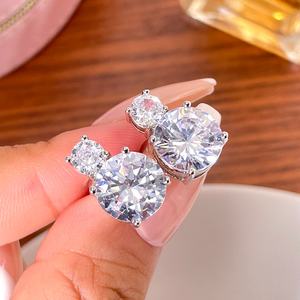 Pendientes Minimalistas de Circonia Cúbica, Chapados en Oro de 18K, Modernos y de Lujo, Estilo Coreano, para Mujer - Product Image 4