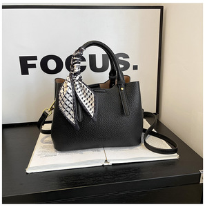 กระเป๋าถือทรงถัง PU สำหรับผู้หญิง FASHIONABROS พร้อมโบว์ตกแต่ง สายสะพายถอดได้ ดีไซน์หรูหรา ใช้ได้ทุกวัน กระเป๋าสะพายข้าง - Product Image 4