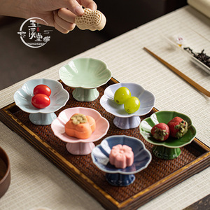 Mini-assiettes en porcelaine sur pied, forme fleur, petites coupelles à pied pour le thé, les collations et les réceptions - Product Image 1