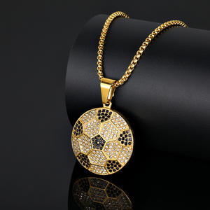 Hip Hop fútbol 18K chapado en oro no deslustre Zirconia cúbica no deslustre impermeable colgante de joyería de acero inoxidable para hombre - Product Image 2