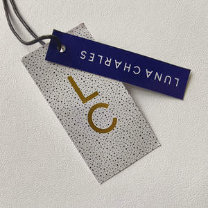 Etiqueta colgante de goma de PVC personalizada DP42 para ropa y ropa de moda con diseño de cordón de logotipo y agujero o cuerda para sombreros y bolsos - Product Image 4