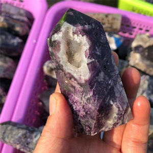 برج من الكريستال الأرجواني المنحوت عالي الجودة بسعر خاص زهيد مع الجيود للديكور المنزلي - Product Image 2