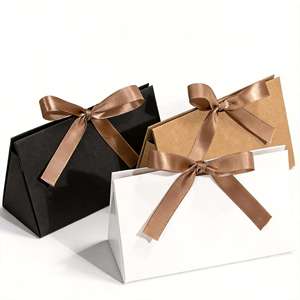 Boîte à dragées de mariage triangulaire avec poignée en bois, nœud en organza, carton ivoire, logo personnalisé en relief, emballage cadeau - Product Image 4