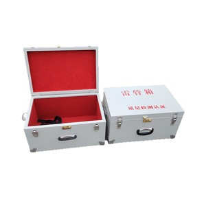 Caja Metálica Rectangular con Bisagras y Asas para Almacenamiento de Explosivos, Diseño Industrial para Materiales Peligrosos - Product Image 1