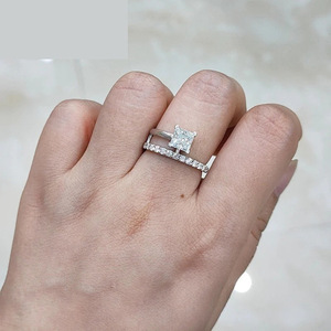 Anillo de compromiso de oro blanco con diamante talla princesa Q530 para mujer, con diamantes laterales de color G natural - Product Image 2