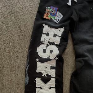 กางเกงวอร์มทรงขาบานสไตล์วินเทจ ลวดลายปักแบบดิสเทรส พิมพ์ลายสกรีน ล้างสีแบบแอซิดวอช สำหรับผู้ชาย - Product Image 2