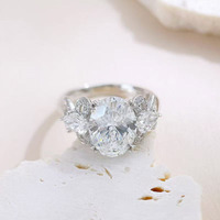 Bague de fiançailles élégante et luxueuse en or blanc 18 carats avec un grand diamant ovale de laboratoire de 1 carat, style œuf de pigeon, pour femmes