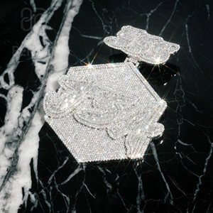 จี้เพชรโมอิสซาไนต์แบบกำหนดเองผ่านการทดสอบเพชร VVS สำหรับผู้ชาย สไตล์ฮิปฮอป ประดับเพชรทรงบาแกตต์ จี้ตัวอักษรเพชร เครื่องประดับชั้นดี - Product Image 1