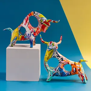Decorazioni per la casa moderne personalizzate scultura di mucca graffiti modello di bue animale statue di bovini in resina per accessori per la decorazione del soggiorno