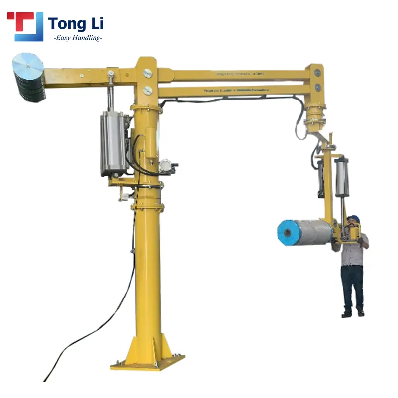 Collaborative Manipulator Gebruikt Smeden Voor Lifting Rollen En Rollen In Workshop