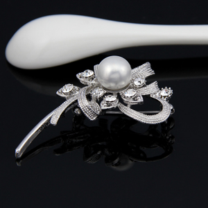 Broche de aleación con incrustaciones de diamantes al por mayor, flor de pecho nupcial de <span class=keywords><strong>boda</strong></span> de mano para mujer, flor de pecho de perla blanca para mujer - Product Image 3