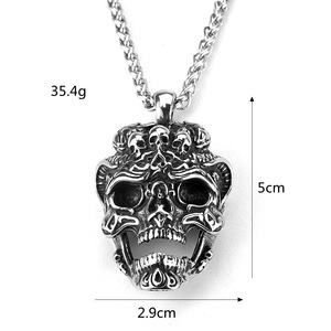 Collar con colgante de calavera para hombre de acero inoxidable, diseño hueco retro asimétrico para combinar con ropa - Product Image 5