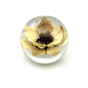 Nouveau concept d'art populaire : presse-papiers en résine gravée, roses abordables, artisanat en acrylique - Product Image 3