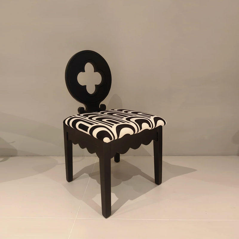 Chaise trèfle à quatre feuilles noir cendré à motif écho noir et blanc