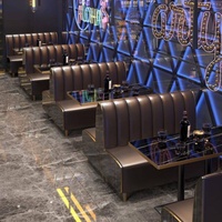 Banquette de restaurant moderne en cuir rembourré avec table et chaises pour cafés, bistros et hôtels