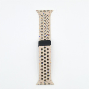 Correa de reloj de silicona magnética plegable de dos tonos colorida, compatible con Apple Watch Ultra 9876543210 series SE - Product Image 6