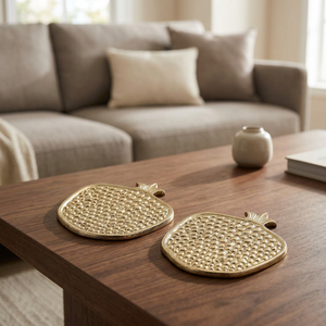 Ensemble de 4 dessous-de-verre décoratifs et utilitaires en forme d'ananas, finition dorée de qualité supérieure, design moderne aux motifs fruités - Product Image 3