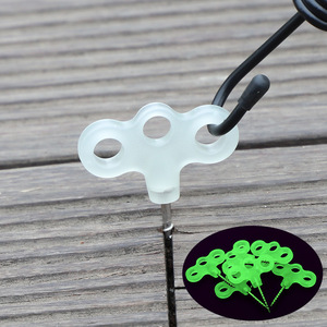 Estacas de plástico que brillan en la oscuridad con tres orificios para tiendas de campaña, para uso en exteriores y camping, juego de estacas para tierra. - Product Image 1