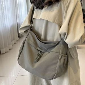 Sac à bandoulière Hobo en nylon avec logo personnalisé, fermeture éclair, grand format, imperméable, tendance, unisexe, pour l'été - Product Image 2