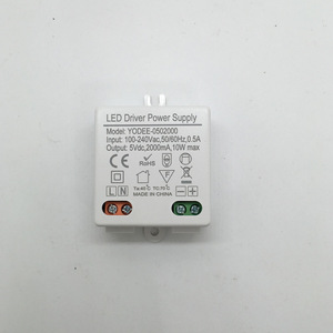 Fuente de alimentación para controlador LED Yodee, 5V 2000mA 10W, entrada máxima 100-240Vac, monofásica, certificación CE, fabricado en China - Product Image 1