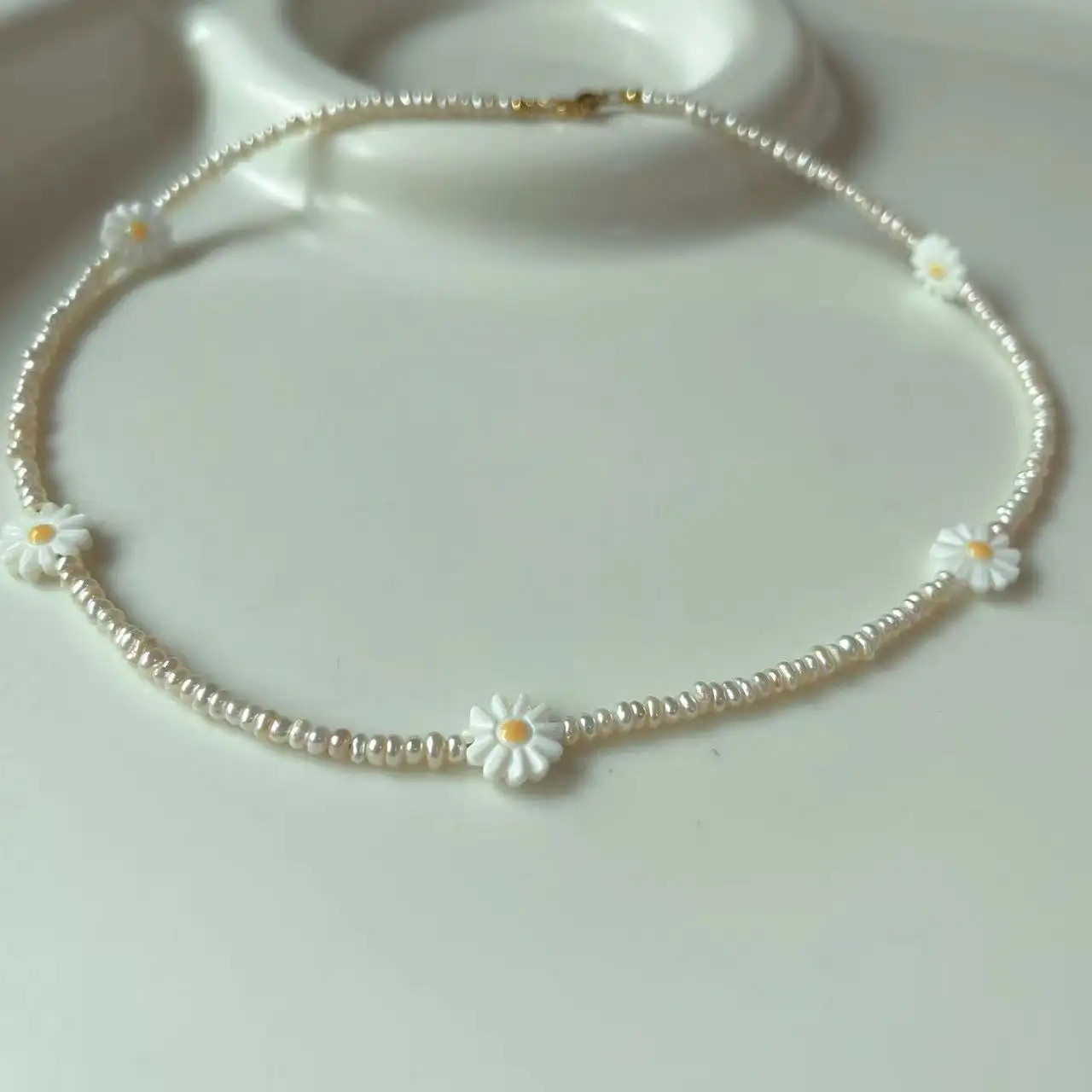 Collar personalizado de perlas de agua dulce para mujer, colgante con múltiples margaritas, Concha madre