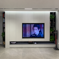 Meuble TV mural en bois blanc avec étagères ouvertes, console multimédia intégrée pour salon