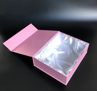 Boîtes cadeaux rigides en papier magnétique noir, rose et blanc personnalisées avec insert en tissu satiné champagne pour l'emballage de perruques et d'extensions de cheveux