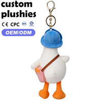 Porte-clés en peluche canard en gros d'usine, adorable breloque de sac en forme d'animal en peluche avec chapeau bleu et mini sac bandoulière, cadeau pour amis