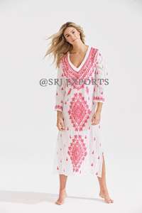 Parfait plage couvrir V cou 3/4 côté manchon détail fendu à la base 100% Coton dynamique chaude rose ou blanc avec broderie bleue - Product Image 4