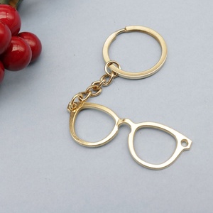 Accessoires de mode en zinc légers en gros : montures de lunettes, porte-clés, pendentifs, décorations pour sacs et bracelets - Product Image 4