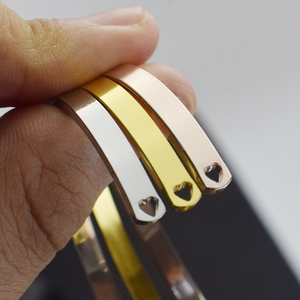 <span class=keywords><strong>Bracciale</strong></span> a Polsino Aperto Trendy in Lega di Rame Placcato <span class=keywords><strong>Argento</strong></span> <span class=keywords><strong>con</strong></span> Design Semplice a Cuore per Donna, Opzione <span class=keywords><strong>Incisione</strong></span> Fai-da-te, Certificato da Terze Parti - Product Image 4