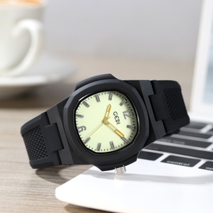 Reloj deportivo de moda para hombre, reloj ovalado de nicho, resistente al agua, de cuarzo, con correa de silicona, venta al por mayor. - Product Image 3
