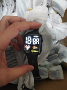 Nouvelle Montre Électronique d'Étudiant en Silicone Lumineuse Pas Chère, Montre LED Sportive pour Enfant, Montre Digitale pour Enfants - Product Image 4