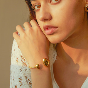 Bracelets ouverts en acier inoxydable plaqué or 18 carats personnalisés en gros Bracelets de manchette irréguliers minimalistes pour femmes Charme de la mode - Product Image 4