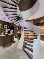 Escalier en arc rotatif en fer forgé avec rampe en verre et structure en acier pour usage intérieur