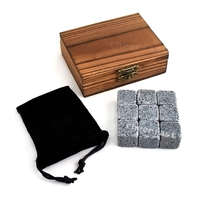 Coffret Cadeau Souvenir en Bois de Pin Brûlé et Pierres à Whisky – 9 Pièces de Pierres Réutilisables en Marbre et Granit pour Refroidir les Boissons