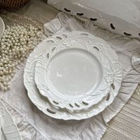 Assiettes blanches irrégulières à motif ajouré baroque, décorées de fleurs en relief, pour la décoration de mariage et d'événements, assiettes de présentation en céramique blanche
