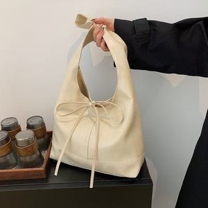 Bolso de hombro de cuero PU con asa superior y diseño de lazo para mujer - Product Image 4