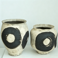 Ensemble de vases en céramique crème vieillie avec grand cercle noir dessiné à la main, style Wabi Sabi, pour décoration de meuble rustique en bois